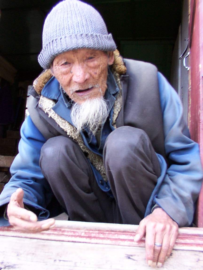 http://www.travelwiththeleague.com/Web%20images/94%20YEAR%20OLD%20MAN%20IN%20LIJIANG.jpg